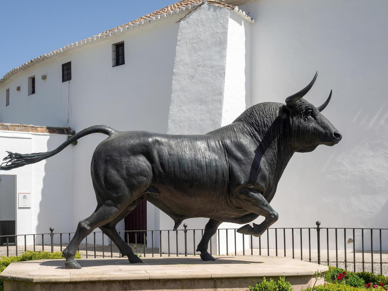 Estatua del toro junto a la Plaza de Toros