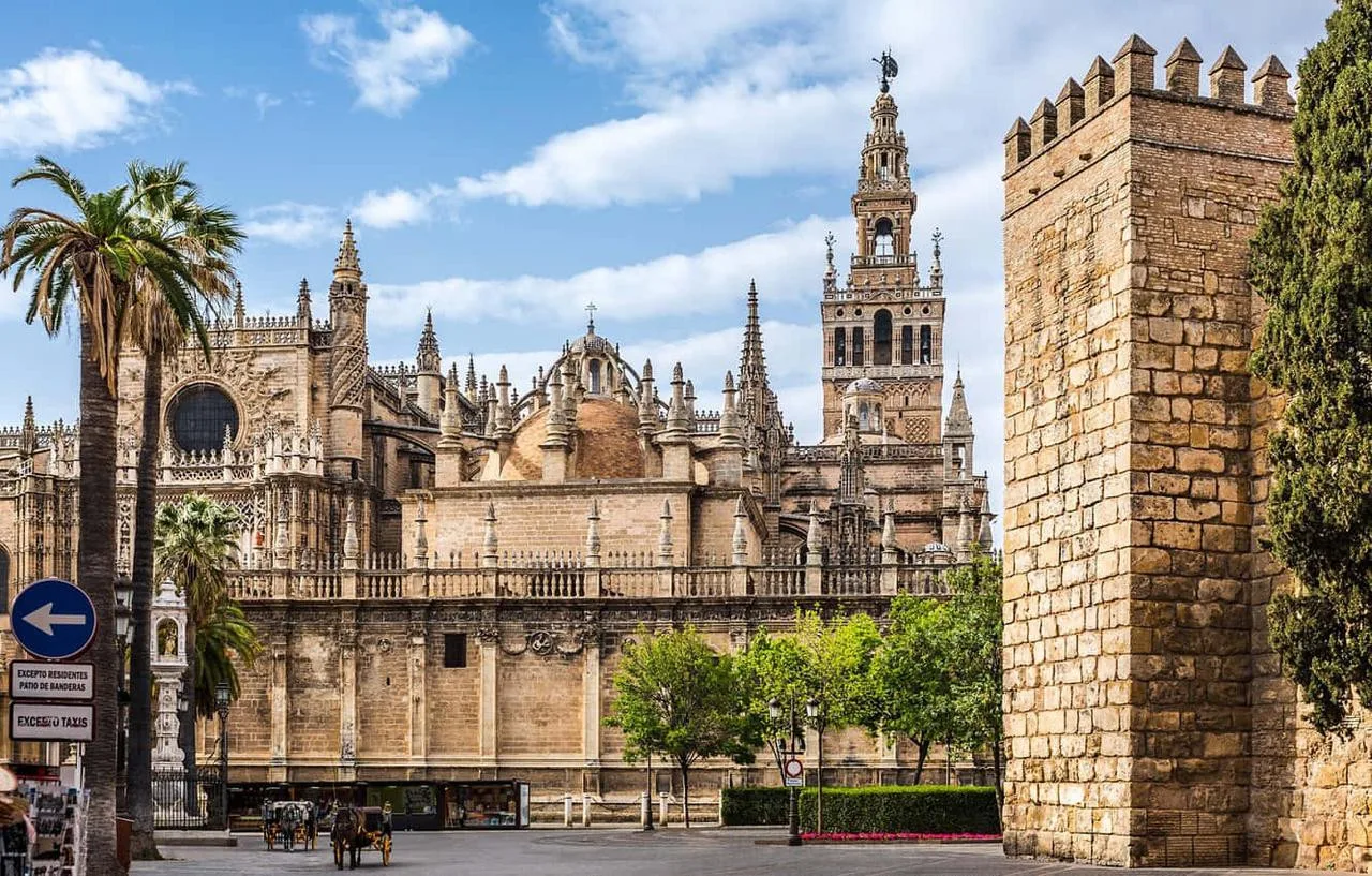 Catedral de Sevilla desde la calle