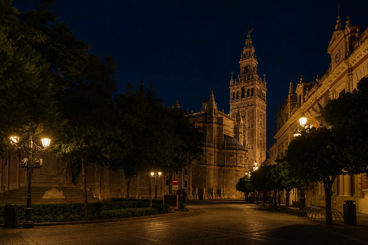 La Giralda de noche, Sevilla
