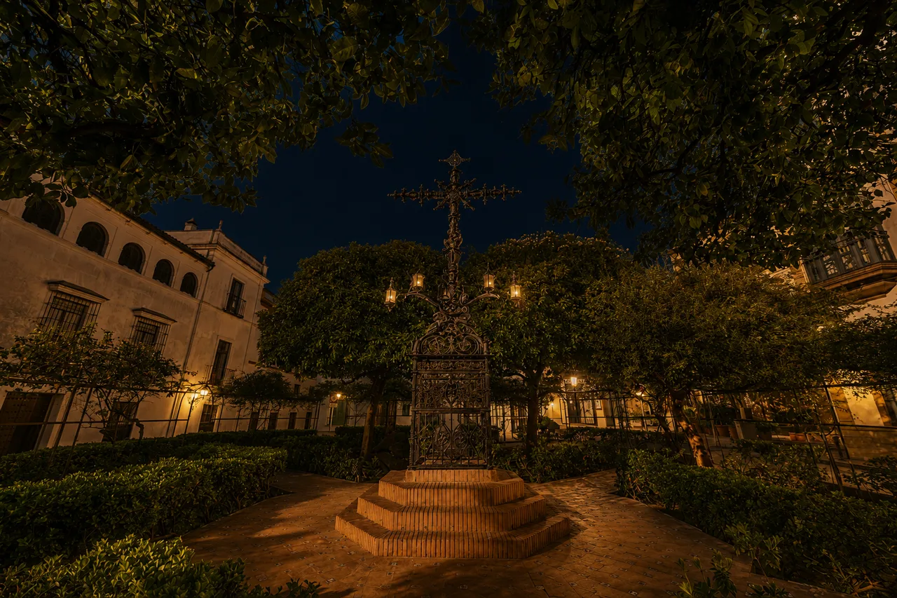 Plaza de Santa Cruz de noche, Sevilla
