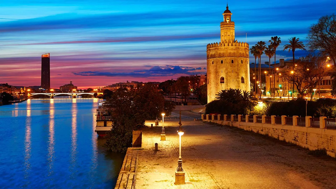 Torre del Oro de noche, Guadalquivir, Sevilla